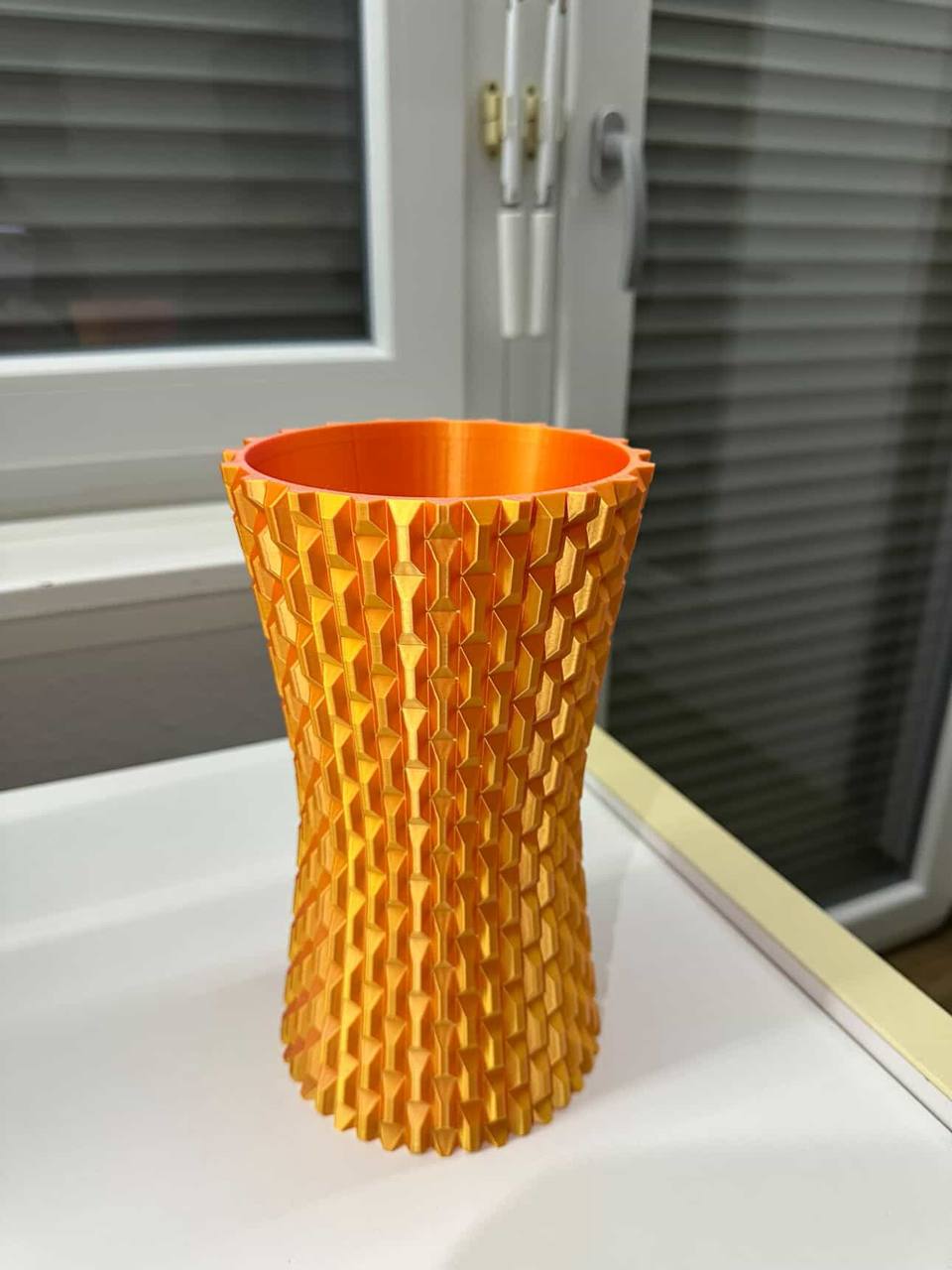 Goldene Design Vase